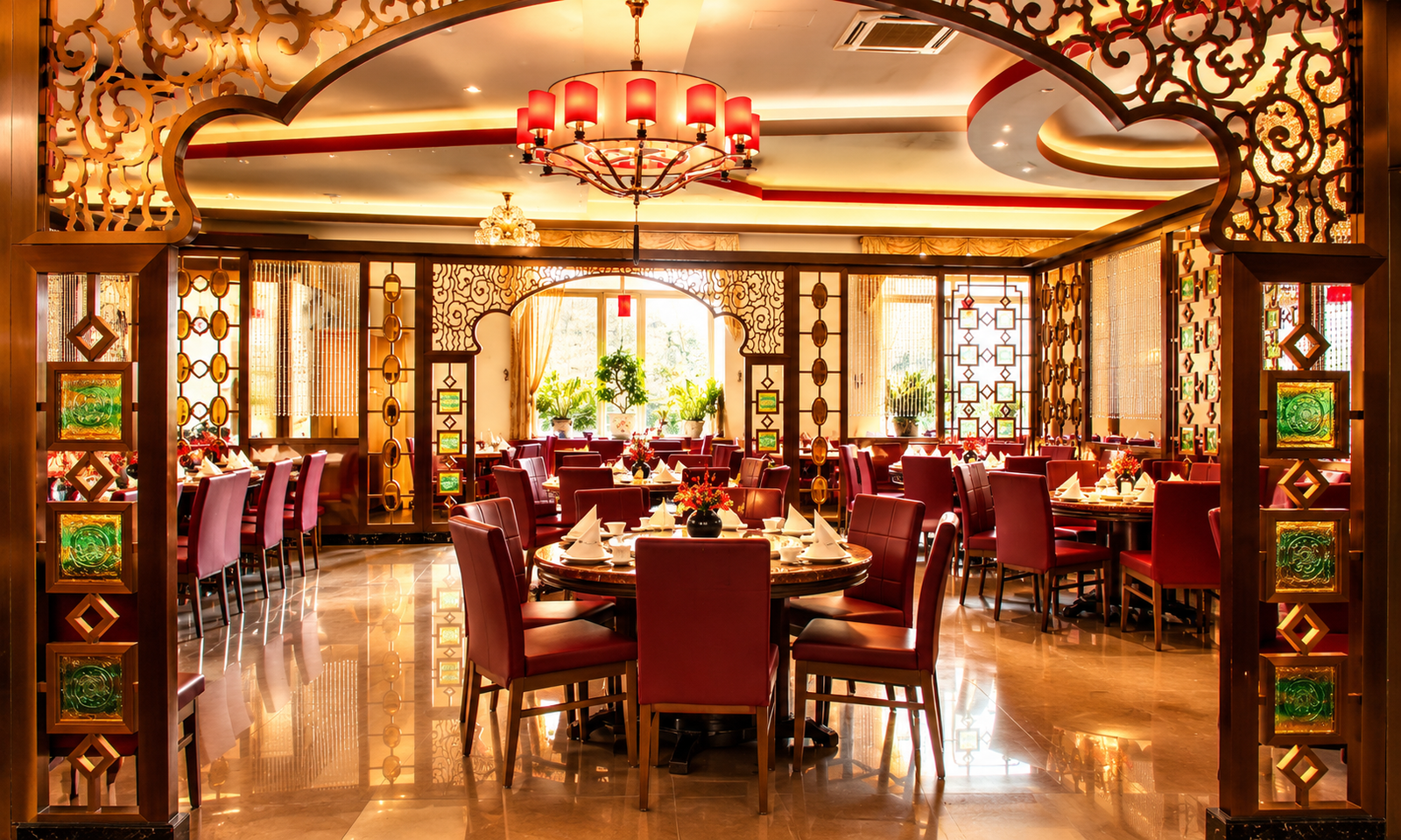 Elegantes asiatisches Restaurant in Gold und Rot